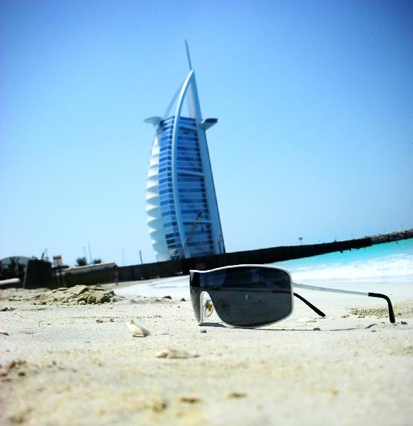 Pohled na hotel z pláže Jumeirah beach v Dubaji