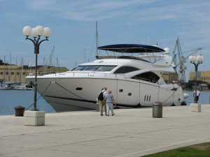 Luxusní jachty kotvící v Trogiru