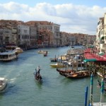 Překrásný pohled na jeden z kanálů v Benátkách / Itálie